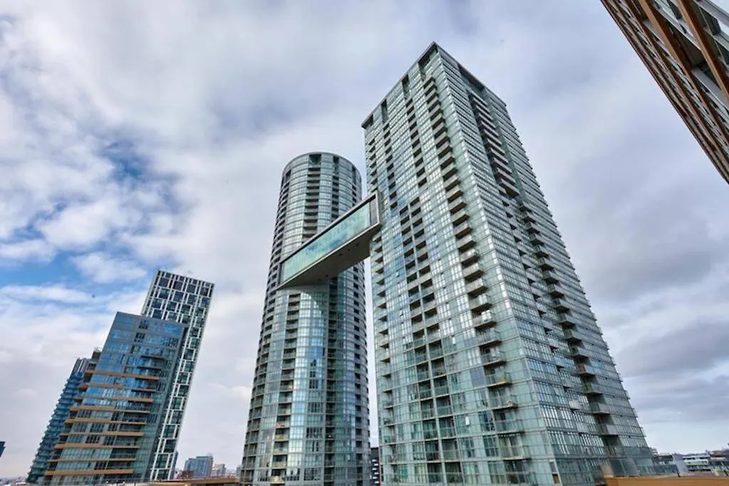 Classic Downtown Toronto Lakeview Condo With Free Parking Apartment