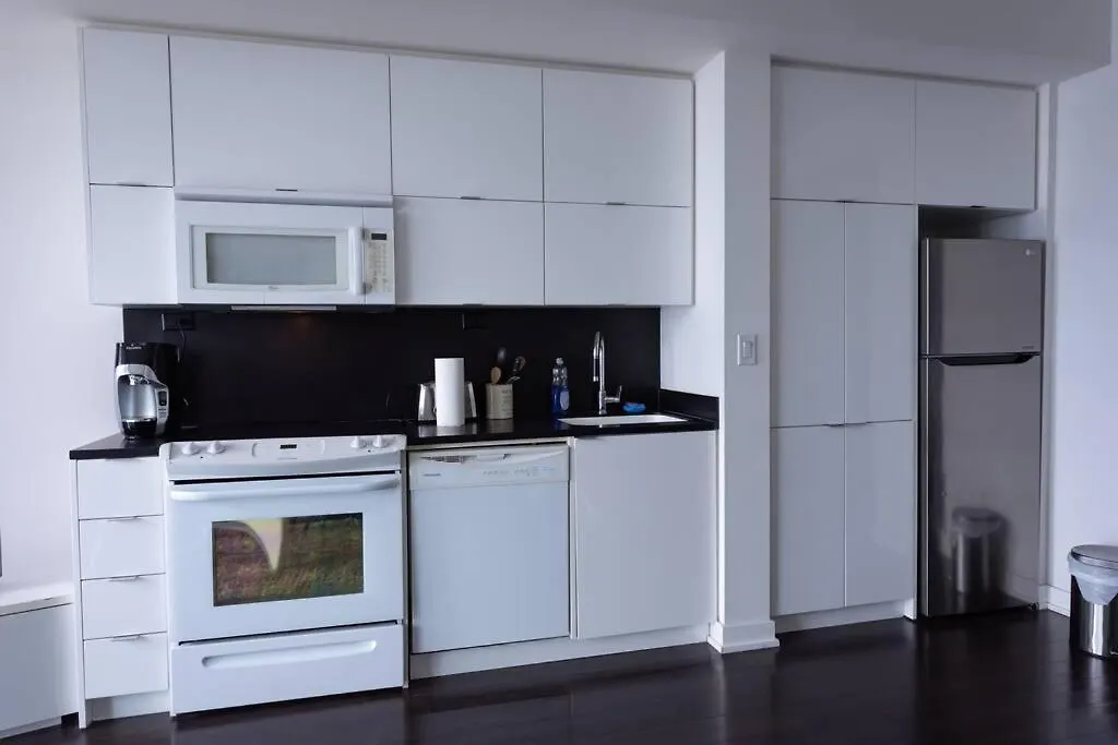 Classic Downtown Toronto Lakeview Condo With Free Parking